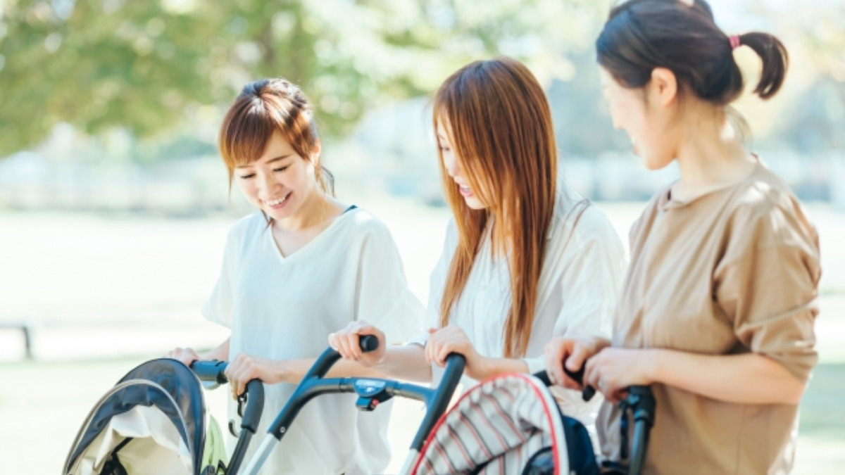 ベビーカーを押す3人の女