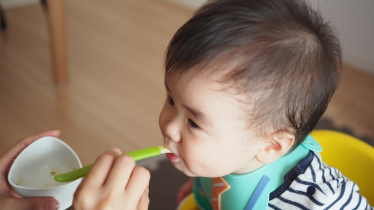 離乳食を食べる子ども