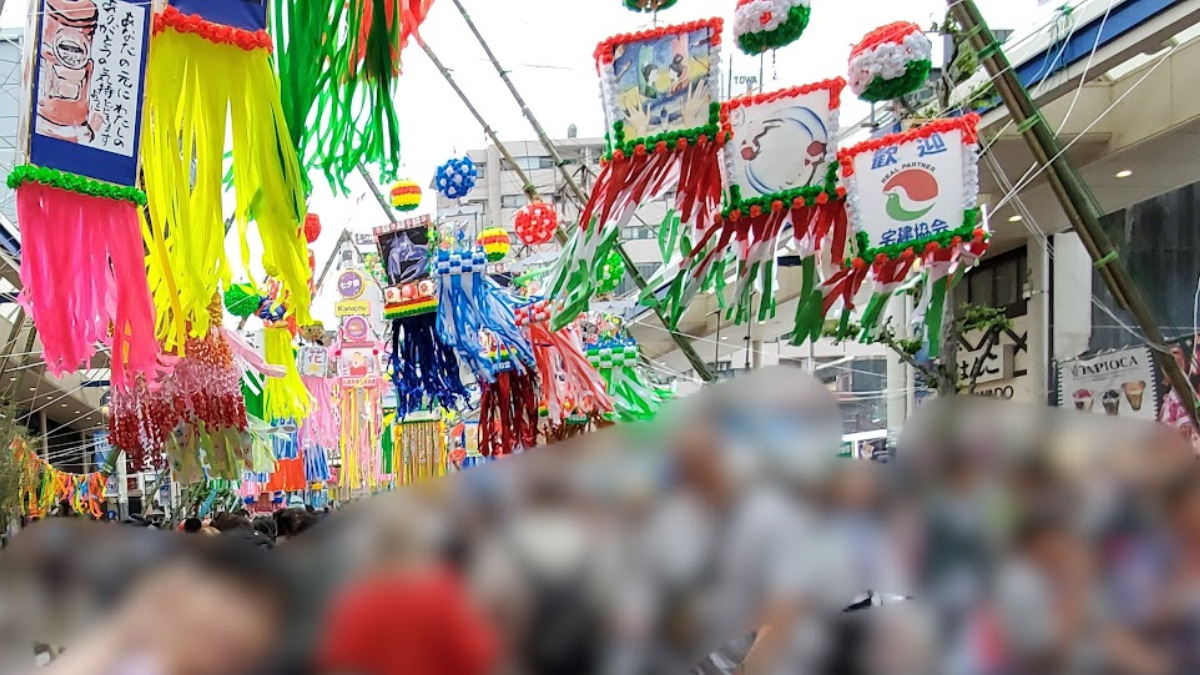 平塚の七夕祭りの笹飾りと混雑