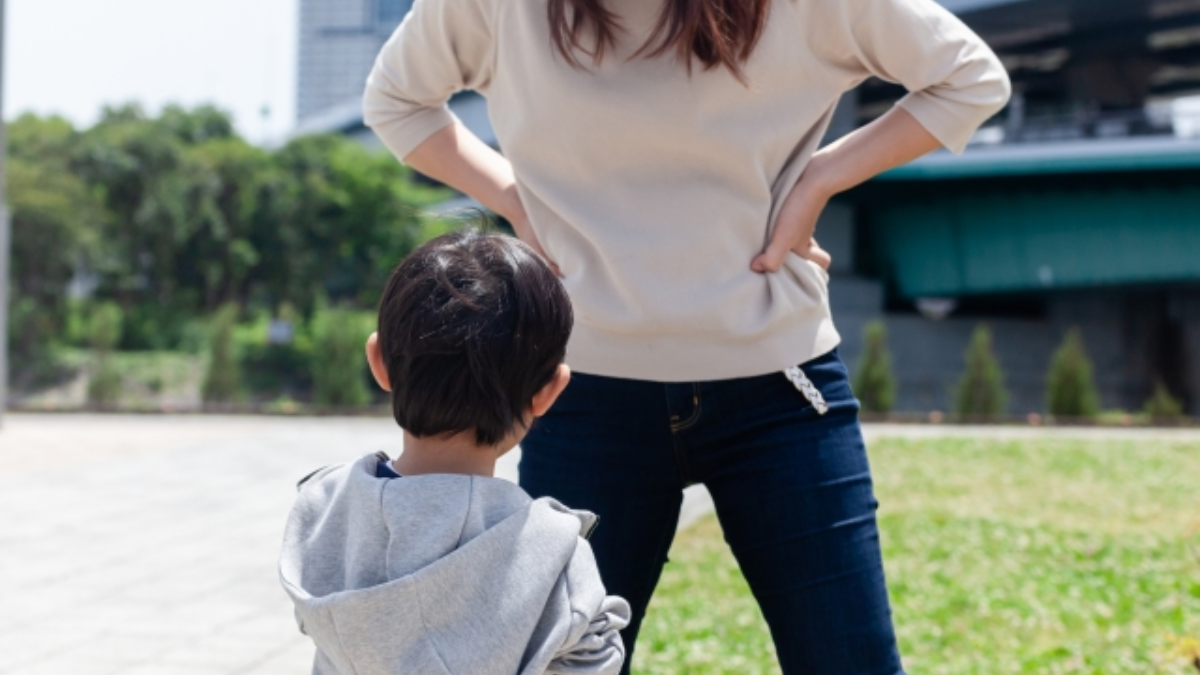 外で男の子を叱る女性