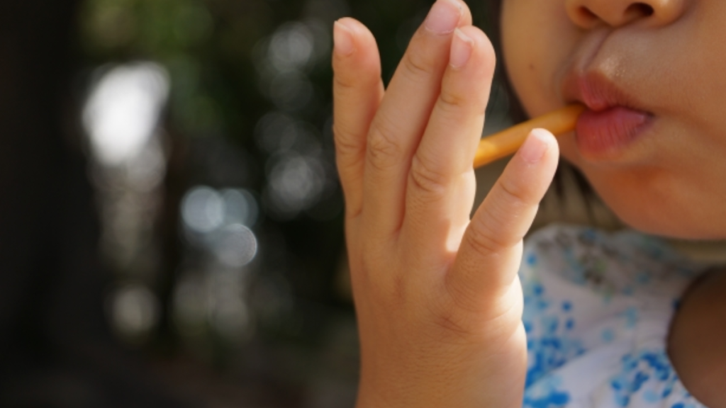 おやつを食べている子どもの手元