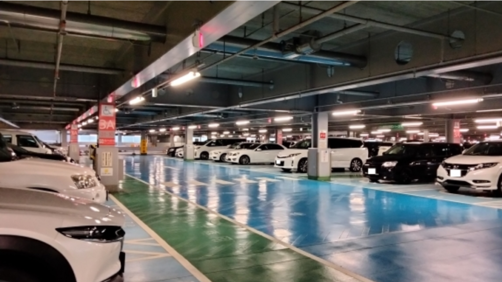 屋内の大型の駐車場