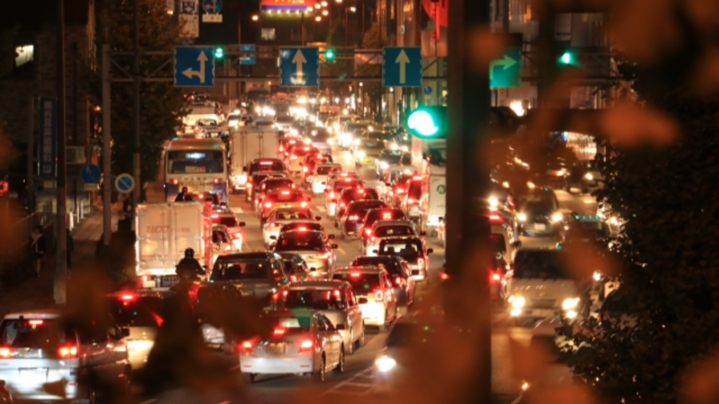 夜の道路の渋滞