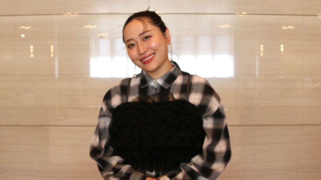 丸山礼　チェックの洋服