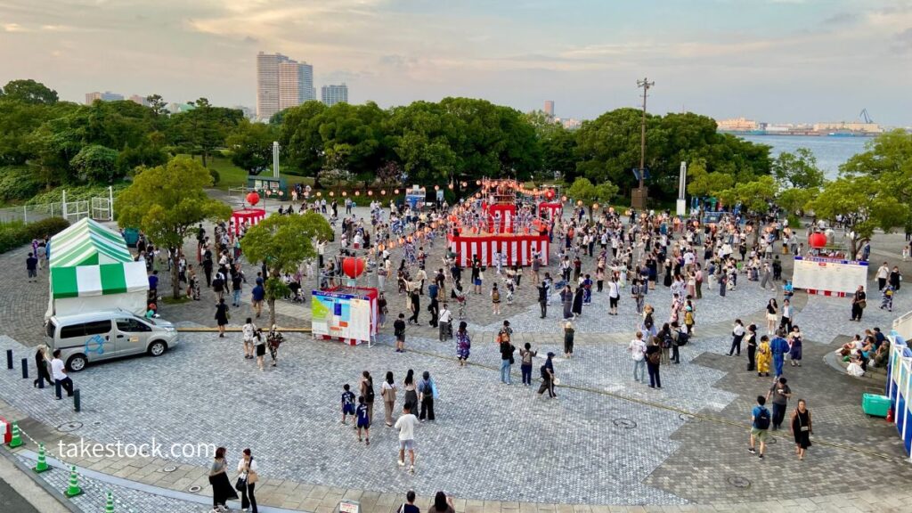 みなとみらい大盆踊り大会2025の混雑状況