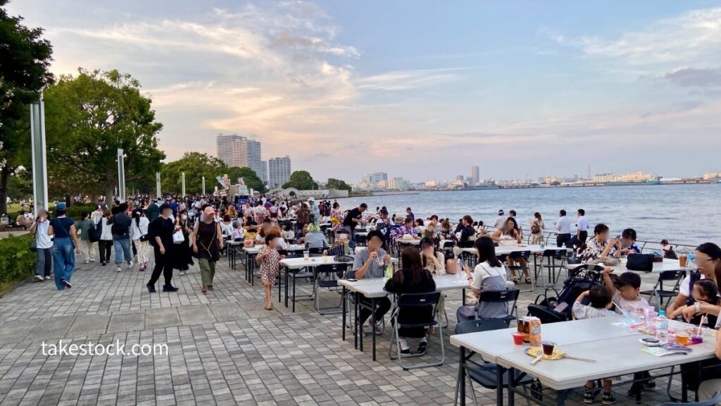 みなとみらい大盆踊り大会のフードコートの混雑